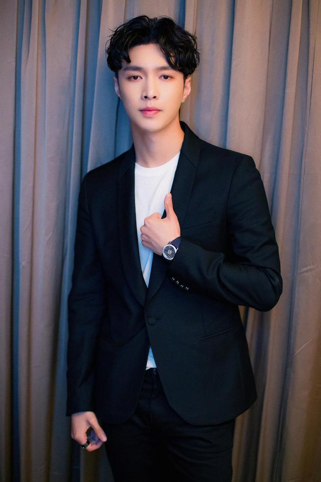 "小绵羊"张艺兴时尚美丽大增,西装风型男魅力四射,惹人爱!