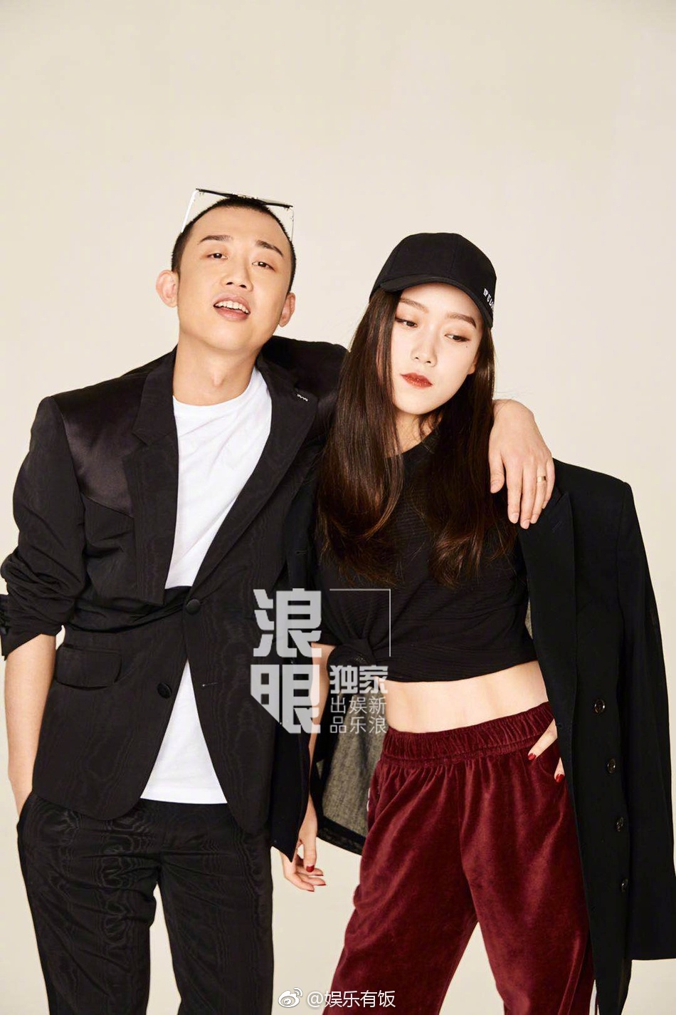 gai周延 与妻子王斯然的婚纱照曝光,两人在大海边拥抱热吻,浪漫又