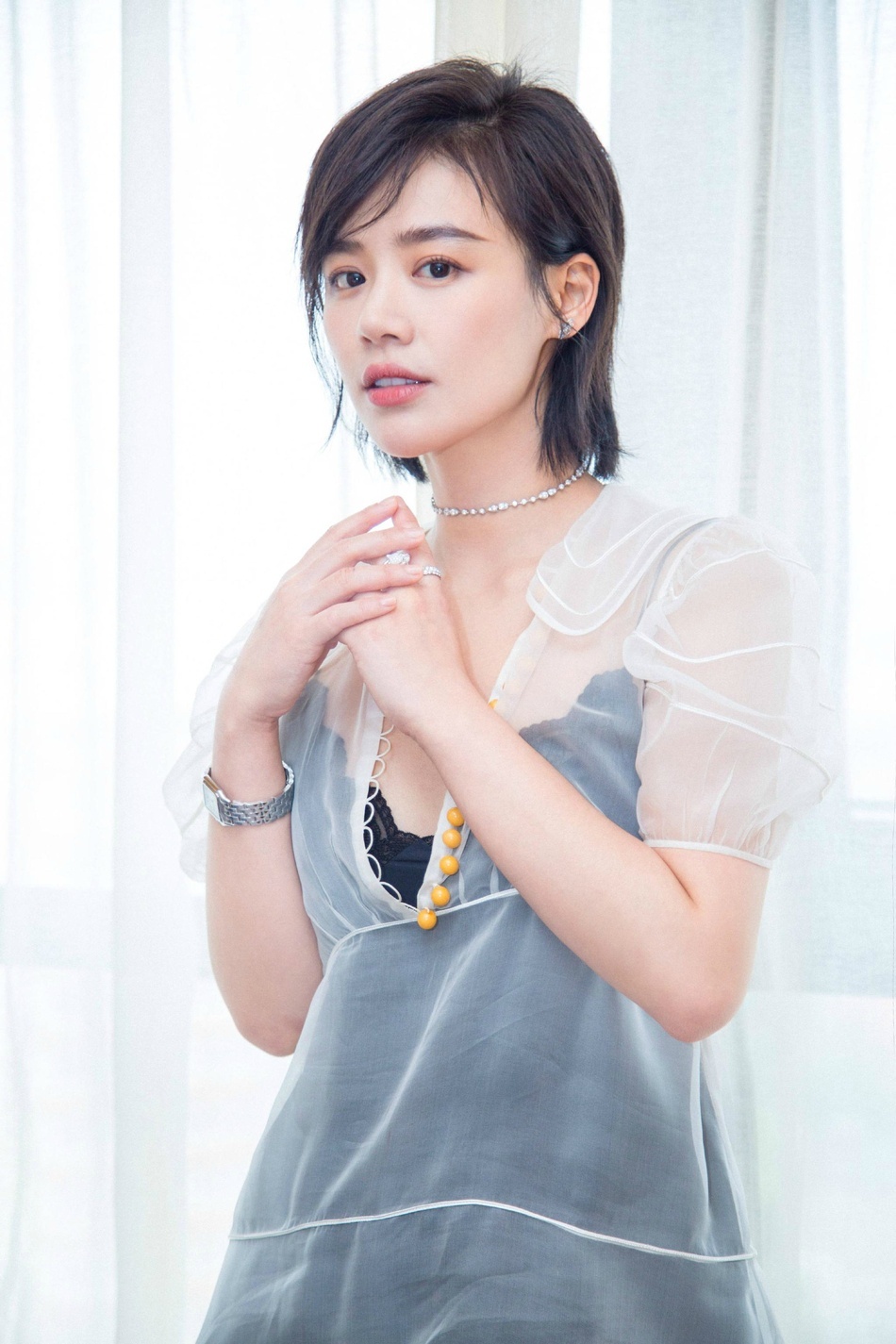 马思纯厉害!一袭深v连衣裙大秀美腿,网友:分手后越来越敢穿了