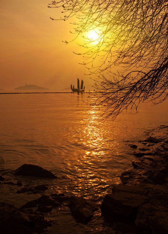 浩渺浸云根,烟岚出远村