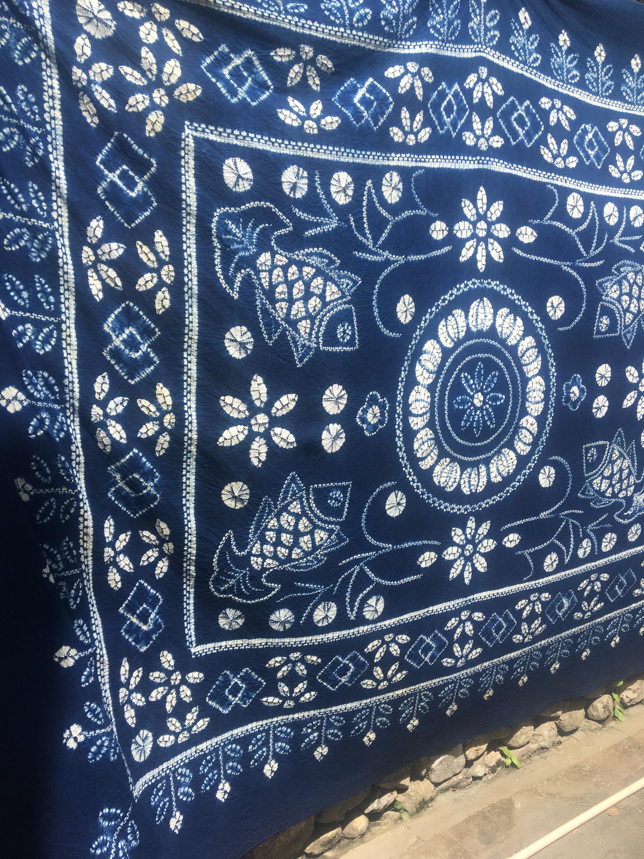 大理民族扎染采用民间图案,通过对传统的扎染工艺进一步渲染和艺术