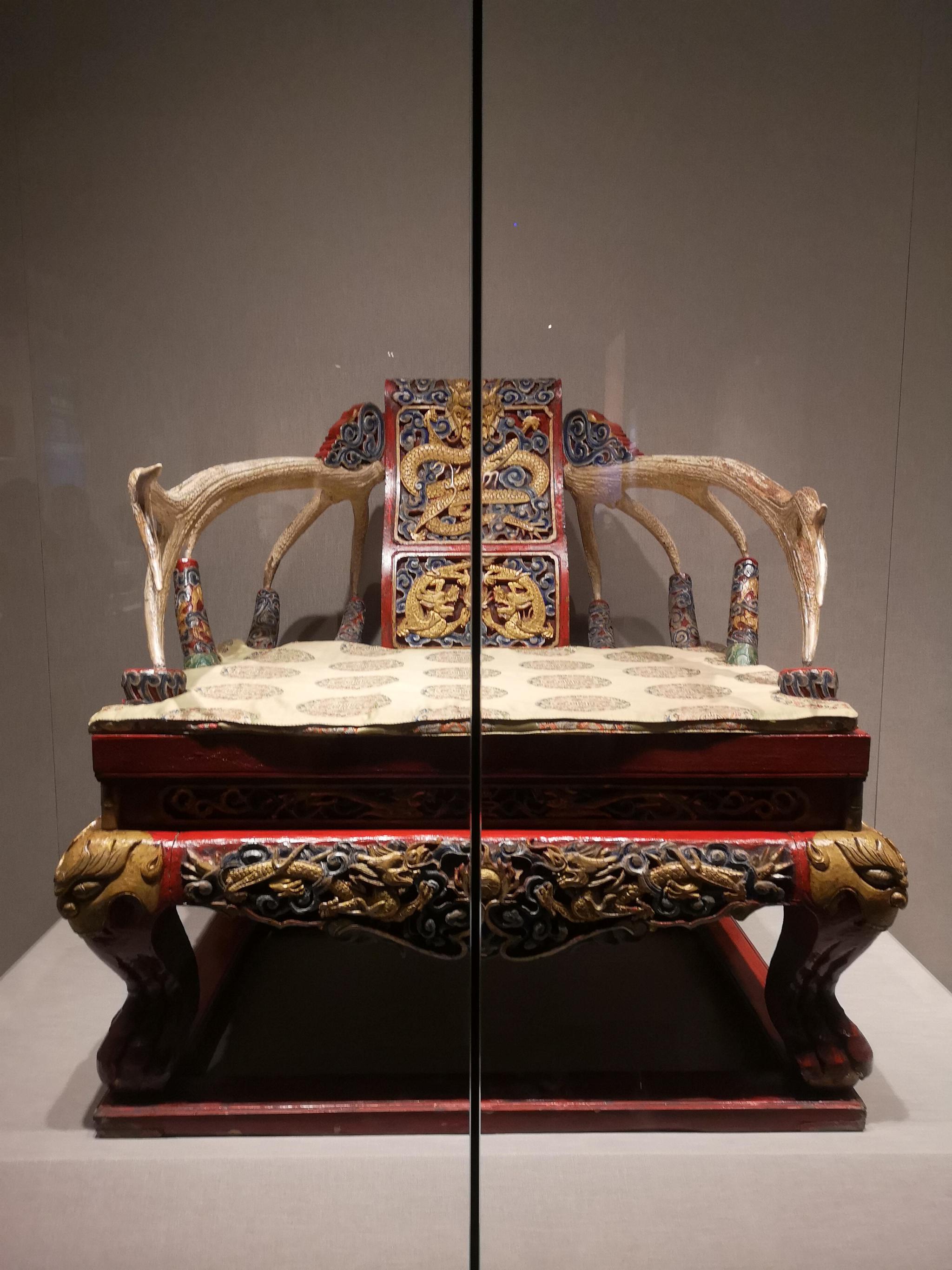 内蒙古博物院藏· 清代浮雕彩绘龙纹鹿角扶手扎萨克宝座