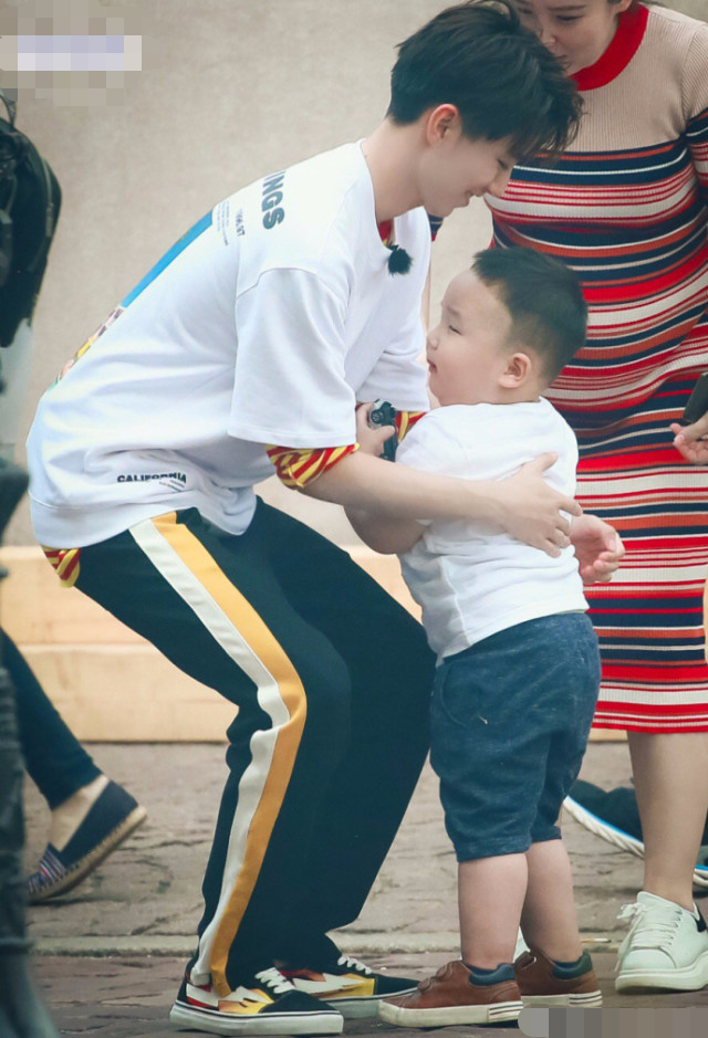 王俊凯哥哥力爆棚带娃,竟被叫叔叔,网友调侃:你也有今天!