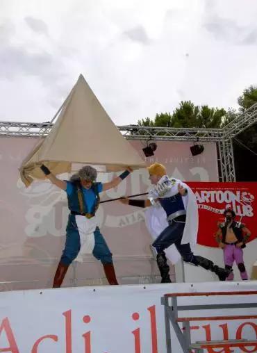 来看看辣眼睛的北斗神拳真人cosplay