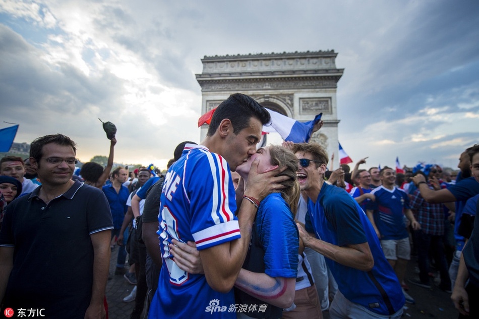 浪漫的法国人!用亲吻迎接大力神杯