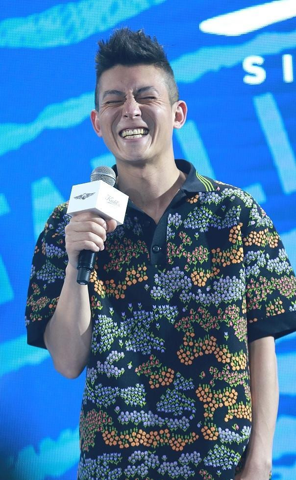 陈冠希身穿印花衫出席活动笑出表情包!牙齿发黄满脸褶子不忍直视