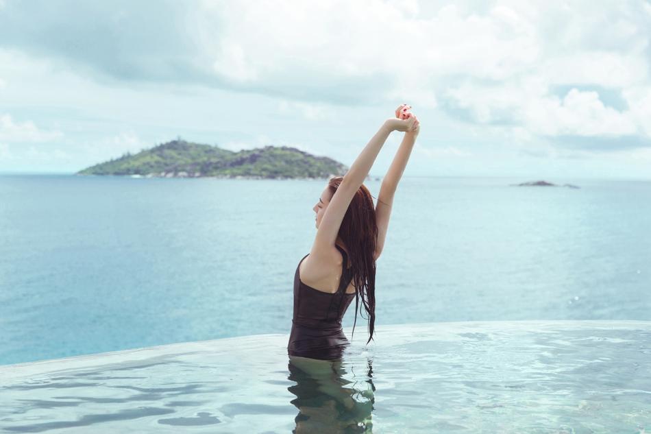 迪丽热巴素颜海边游泳,清纯可爱迷倒众人,网友:这才是出水芙蓉