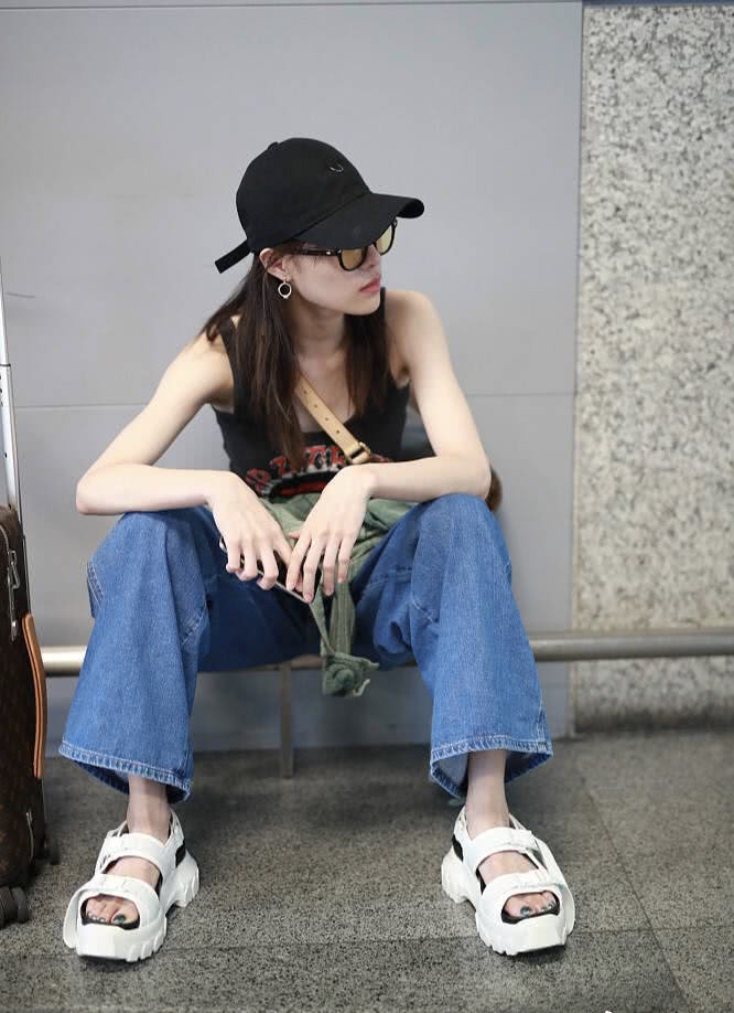 钟楚曦现身机场太随性,你们见过席地而坐的女明星吗?
