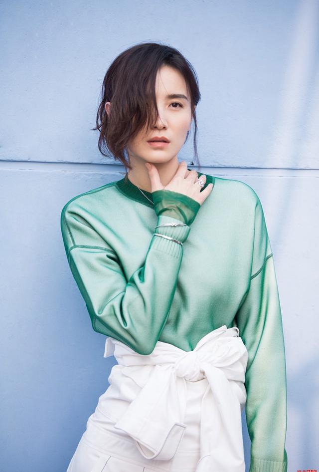 网上流出一组小宋佳的清新街拍look,宋佳也太会穿了吧.