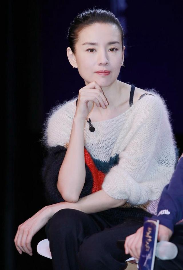 以前的董洁,大部分情况下都是扎上丸子头,不留一点儿刘海修饰脸型和