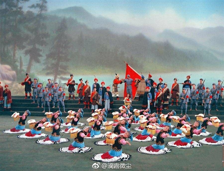 1964年10月2日,大型音乐舞蹈史诗《东方红》在人民大会堂首演|东方红|人民大会堂|史诗|舞蹈|音乐_新浪新闻