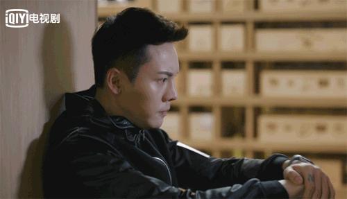 棒,那个眼神和表情真的控制的好好,一转身简直就像一头孤狼一样的眼神