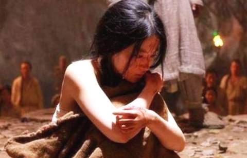 鬼子审讯女兵时竟使用这么卑鄙的手段简直禽兽不如