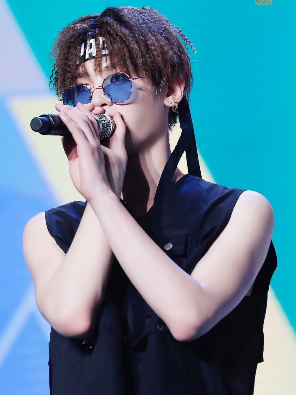 大背头已经out了,男神们都爱泡面卷发,蔡徐坤朱正廷都抢着换!