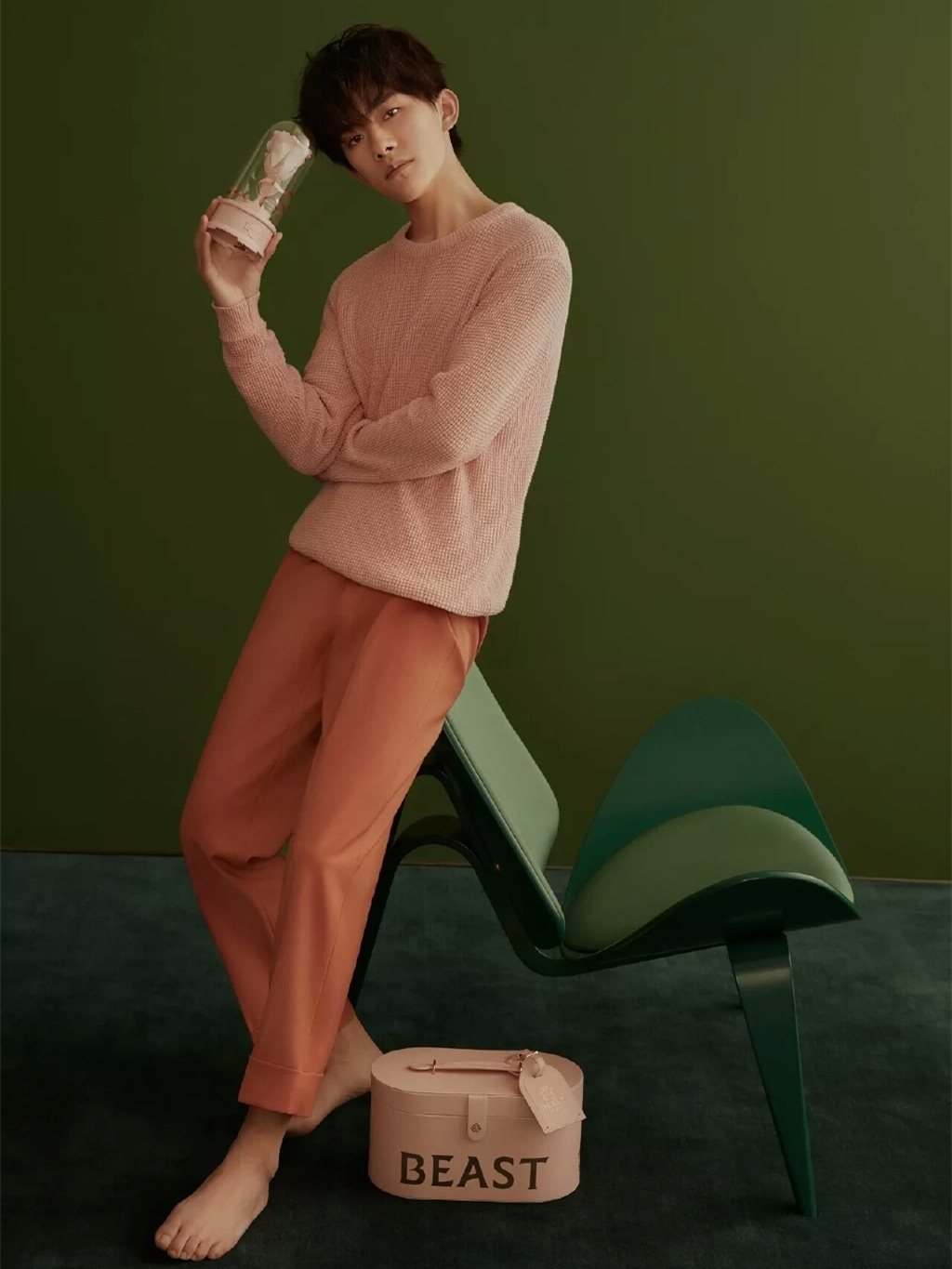 官鸿穿粉色卫衣配渔夫帽一身粉居然一点不娘网友小奶狗