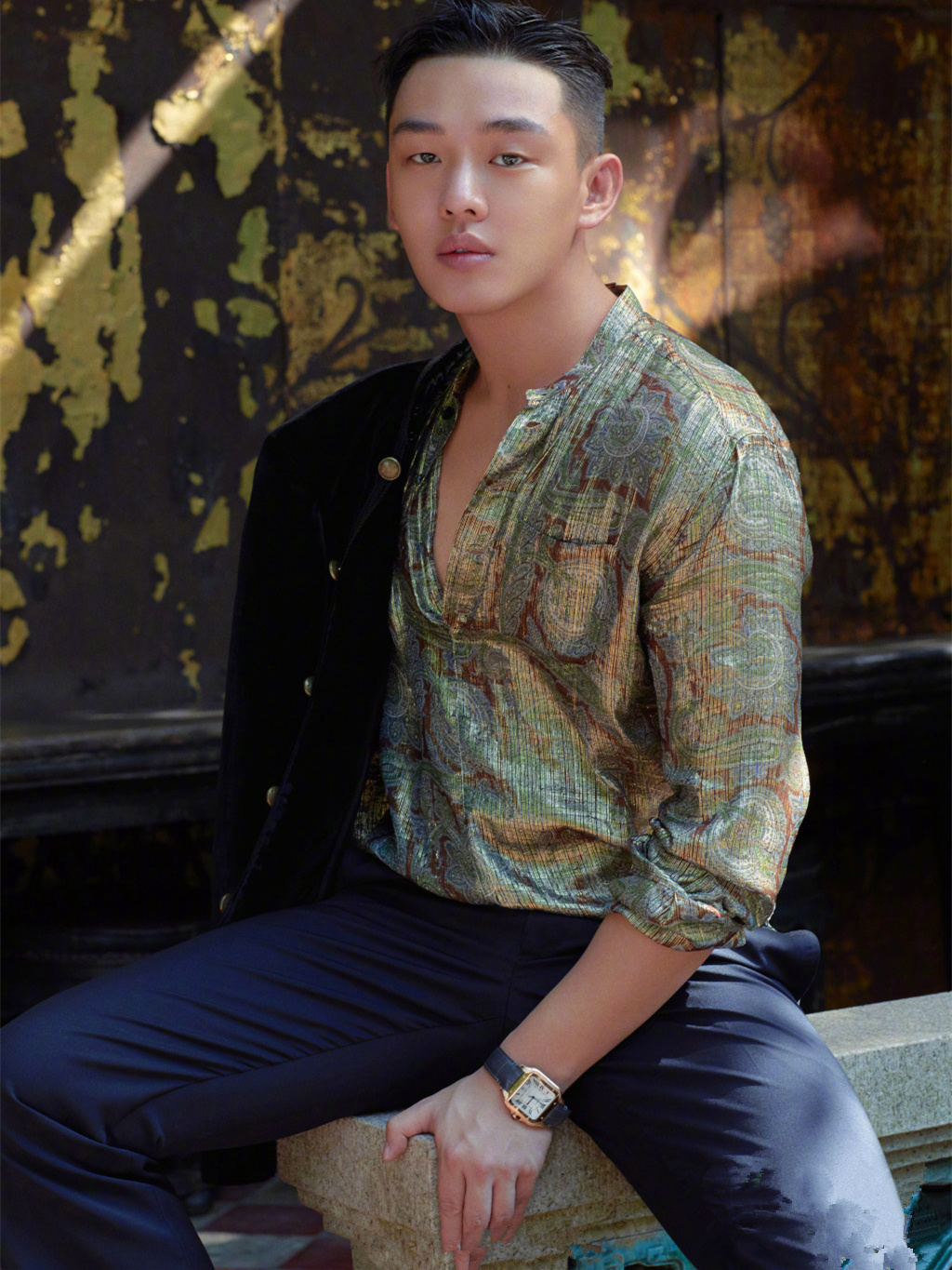 刘亚仁首次拍摄中国杂志封面,穿花衬衫彰显不羁男性魅力!