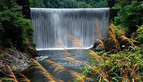 开化县主要旅游景点有钱江源国家森林公园,古田山国家自然保护区,圣潭