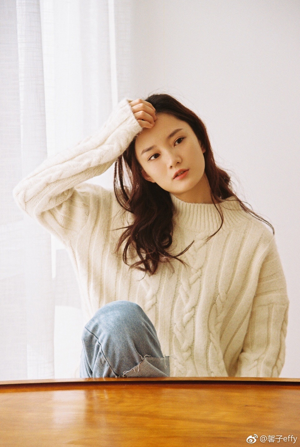 33岁馨子真会穿!一袭红色连衣裙宛如少女,网友:说她18岁我都信