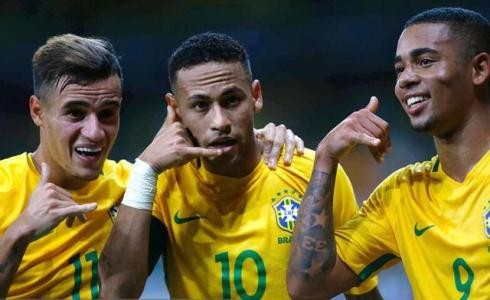 2018世界杯利高娱乐:巴西手中世界杯奖杯成