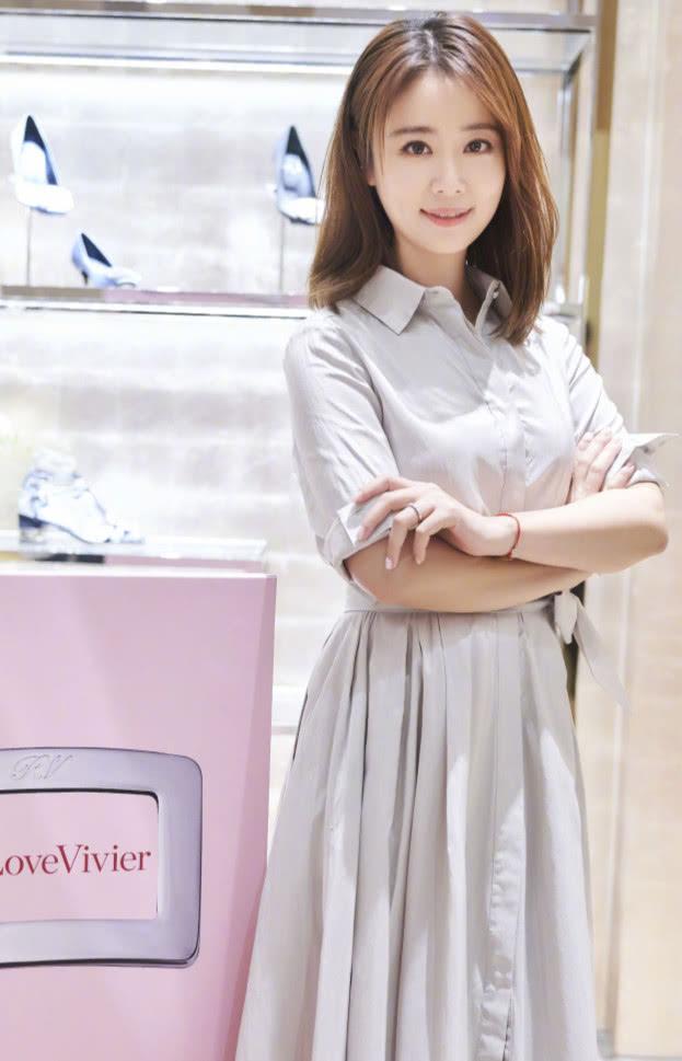 林心如穿连衣裙很优雅,但都42岁的人了,还要手拿棒棒糖扮嫩!