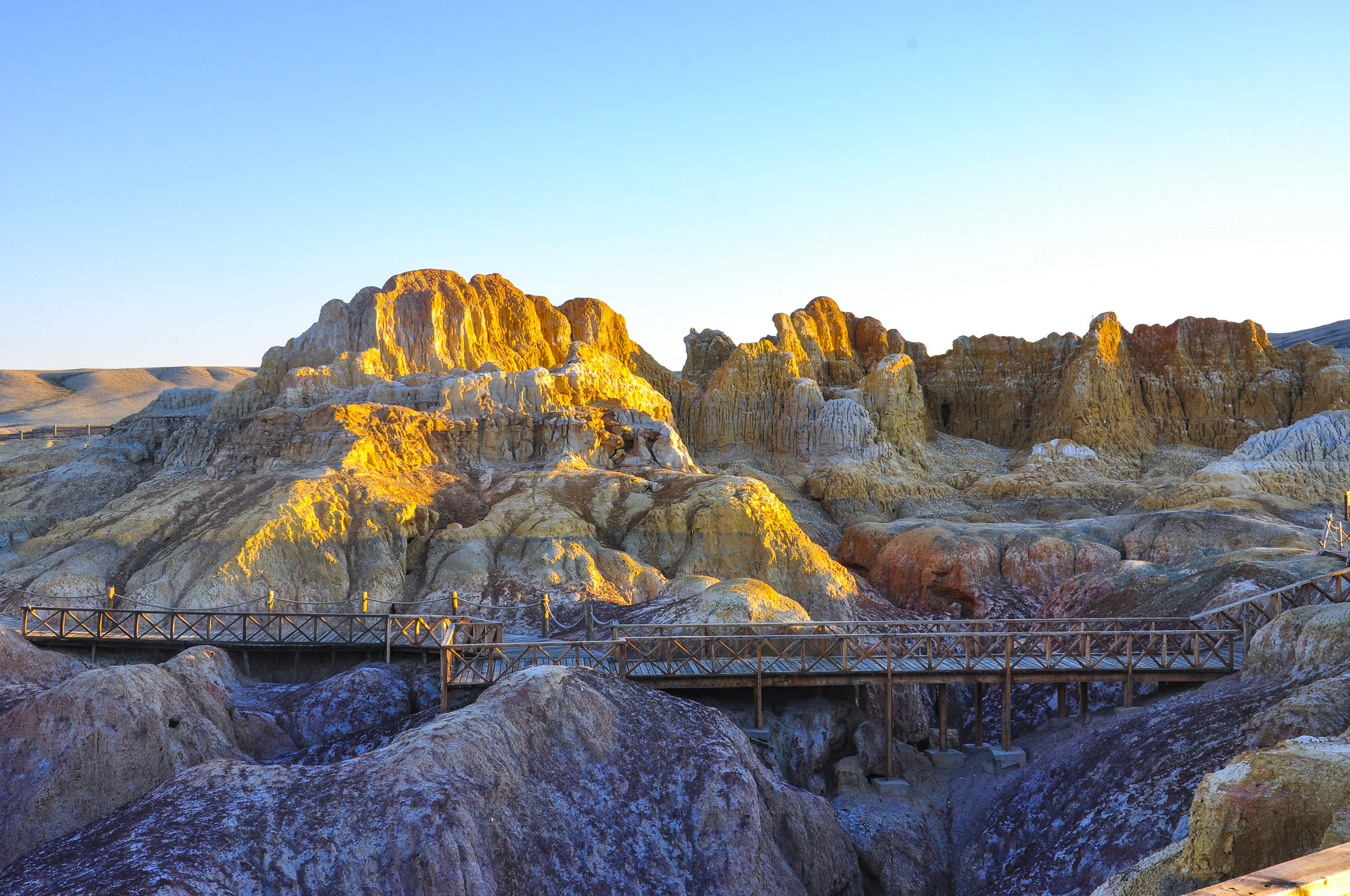 新疆最美的雅丹地貌,因含有不同矿物质呈现彩色成了景点