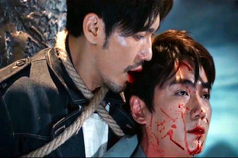 沈巍被弟弟夜尊锁在了天柱,能量减弱的