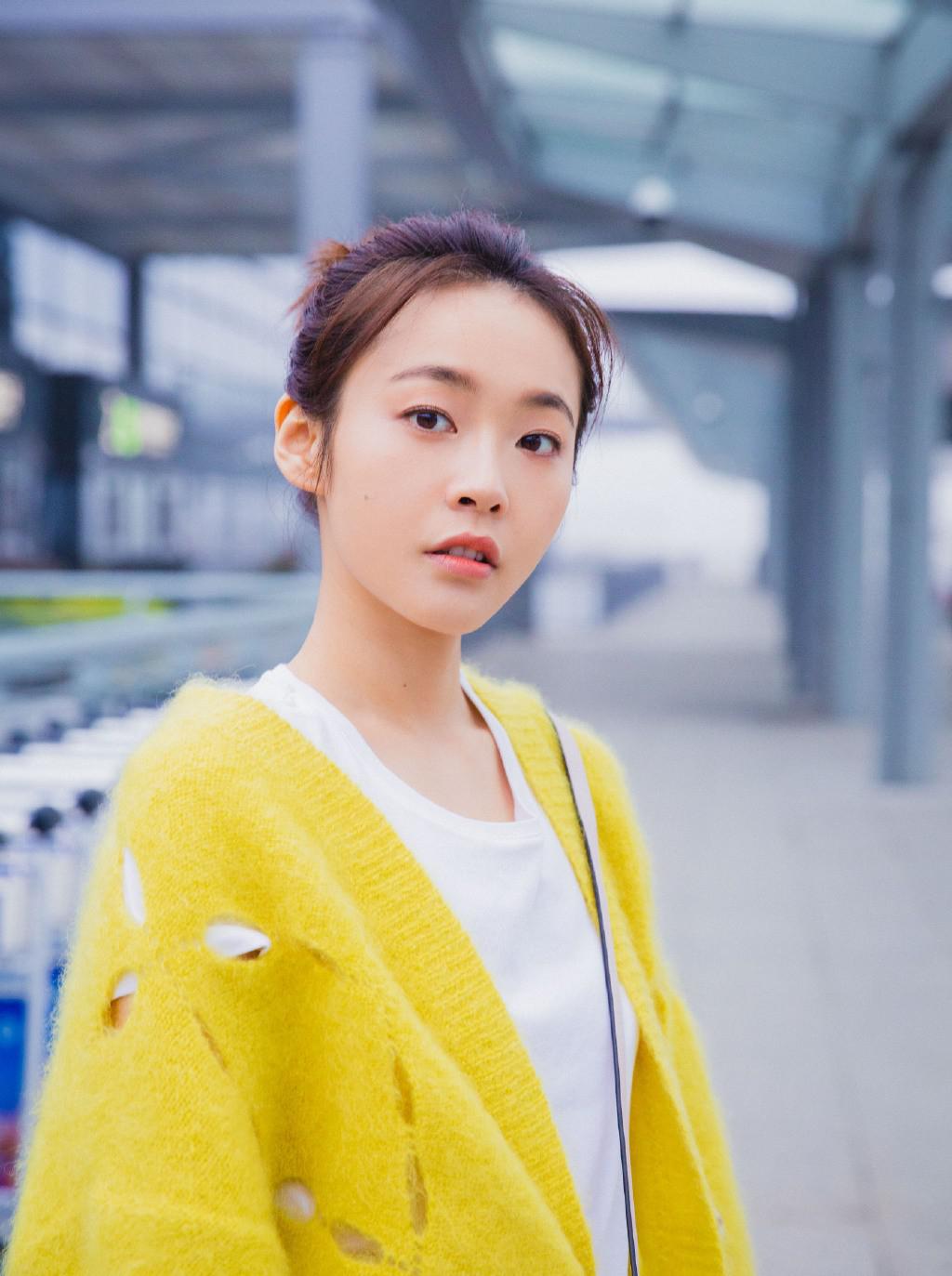 张佳宁穿成"小黄鸭"呆萌俏皮,转眼看到路人,网友直呼:真抗冻