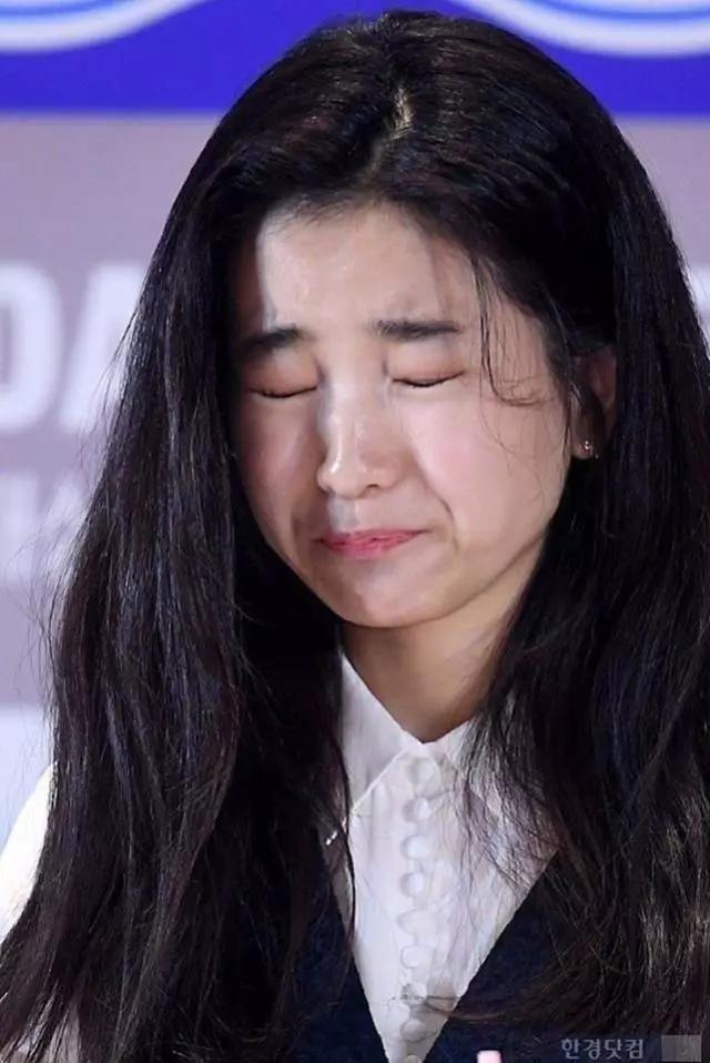 当明星喝下赞助的饮料, 每张照片都成表情包, 这是"毒药"吗?