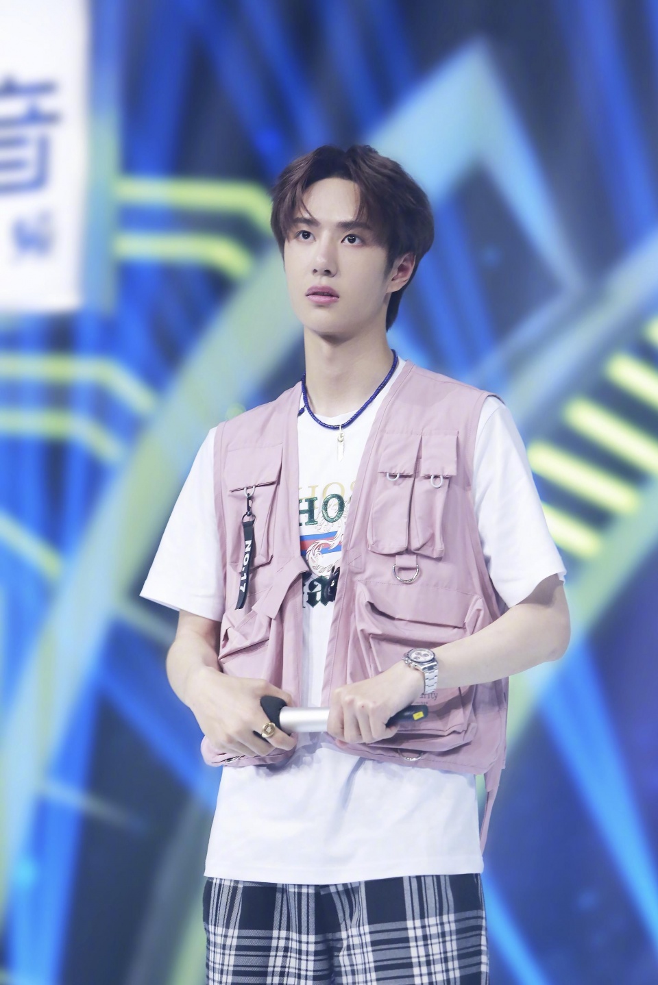 王一博的自我介绍(王一博自我介绍我是河南洛阳的)