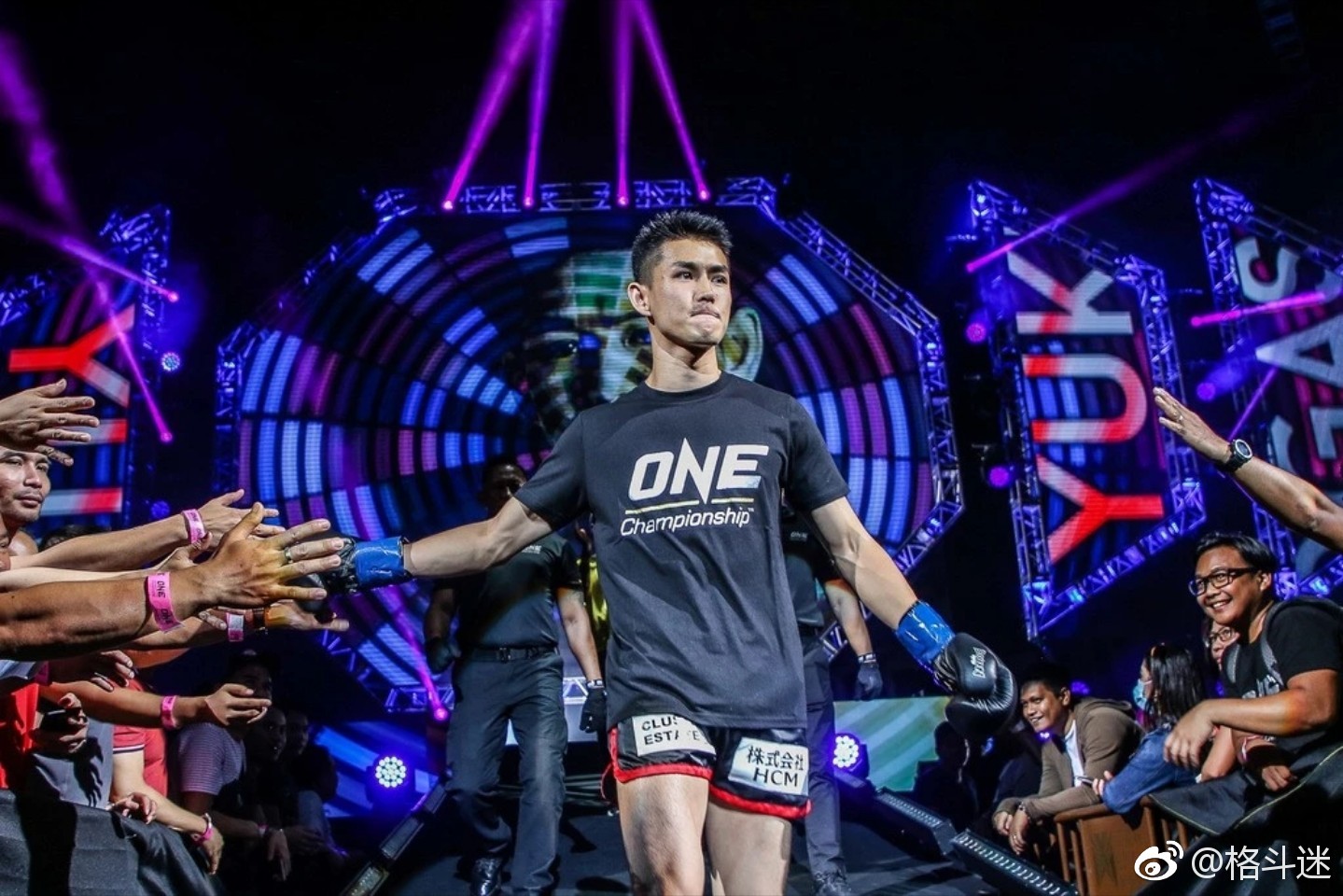 这是one冠军赛踢拳选手小笠原裕典和他的女朋友,有没有很羡慕