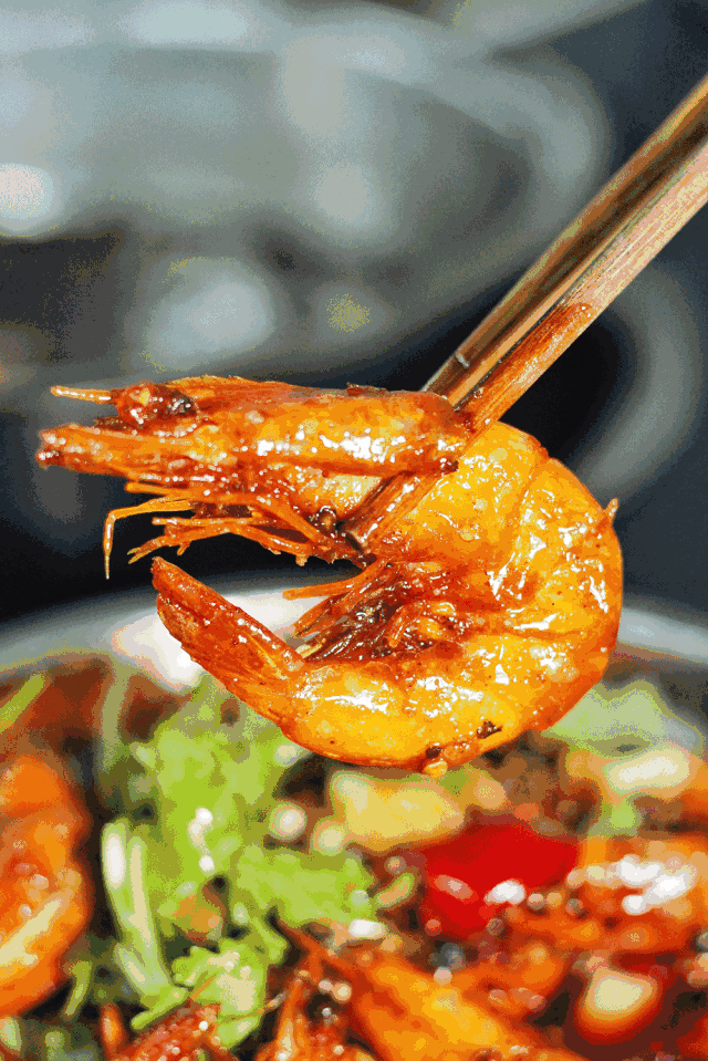 干锅排骨 |干锅排骨烧得焦香,裹满了厚厚的一层辣椒面.