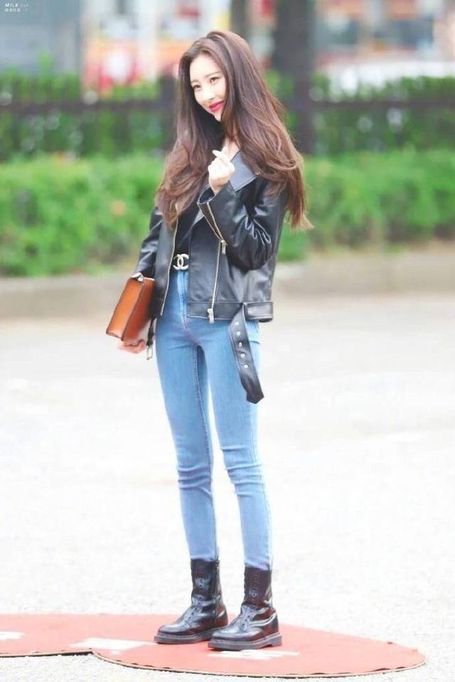马丁靴配上牛仔裤李宣美的大腿和小腿居然一样细