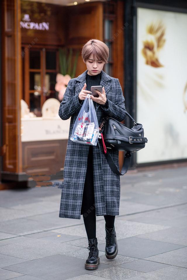街拍:时尚美女亲身示范,冬季大衣要这样搭配才显气质,学起来