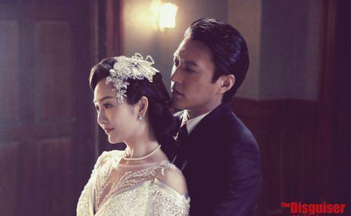 与胡歌一比《伪装者》是一部悬疑谍战电视剧,由李雪执导,胡歌,王乐君