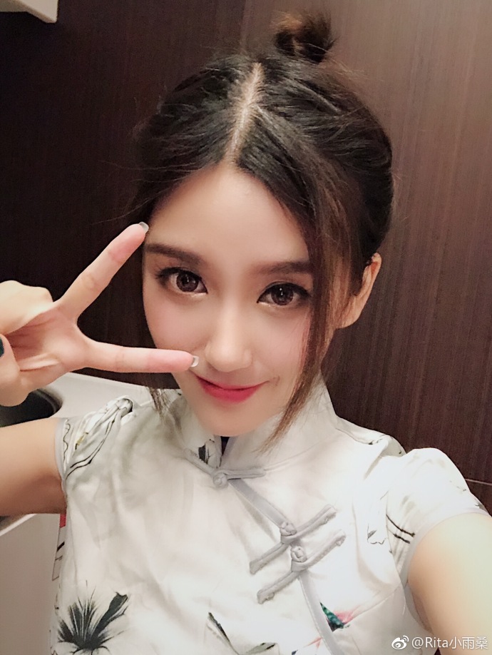 rita微博晒出一堆美照,看来lpl第一排面的余霜要让位了!