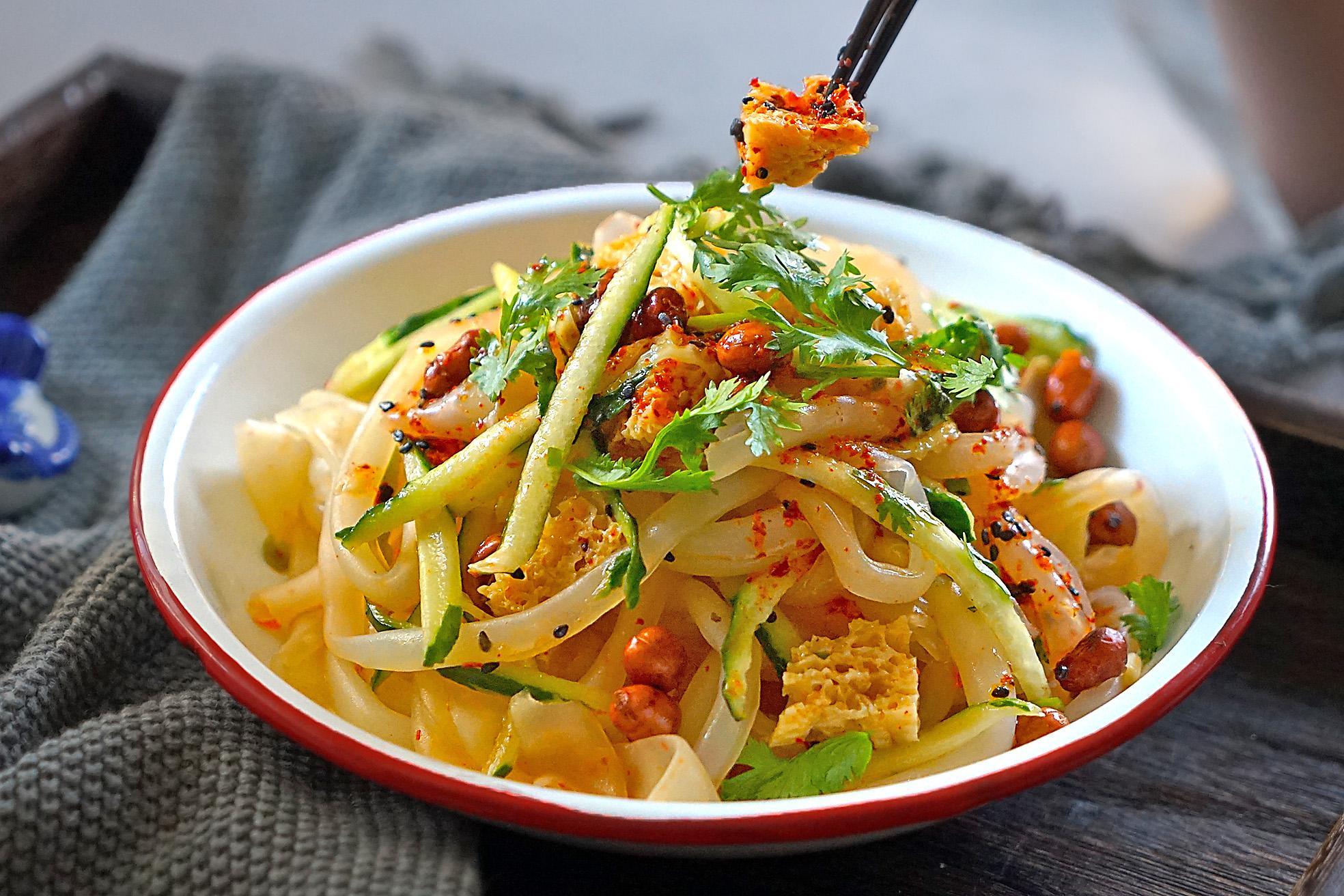 你可别小觑这一盘凉拌粉皮,真要想好吃,它的配料和酸水调味汁可都是有