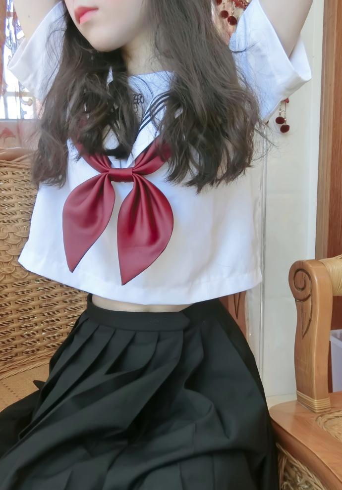 学生黑色吊带袜 搭配让你穿出少女浪漫风格