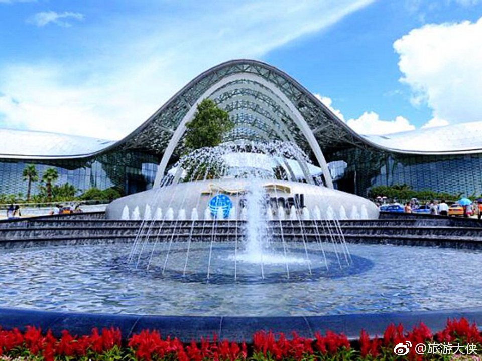海棠湾位于三亚市东北部海滨,距三亚市区28公里,从海棠广场走过去能