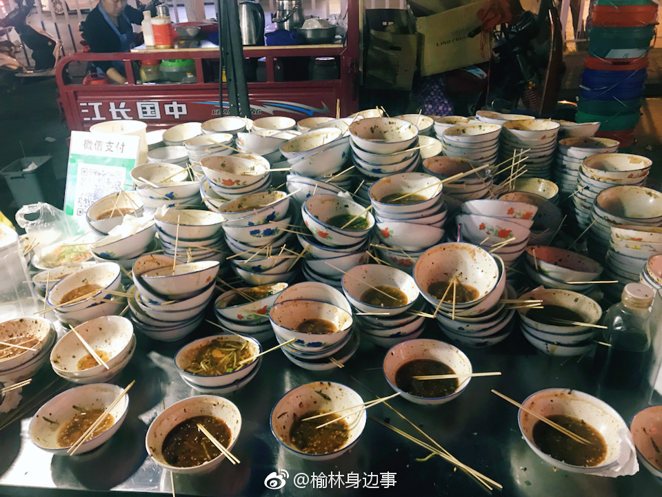 小调查|一次吃刀刀碗托的最高纪录是几碗?[阴险]