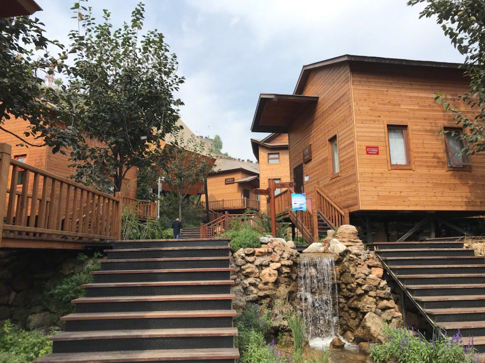秀兰文化小镇木屋依山而建风格别致