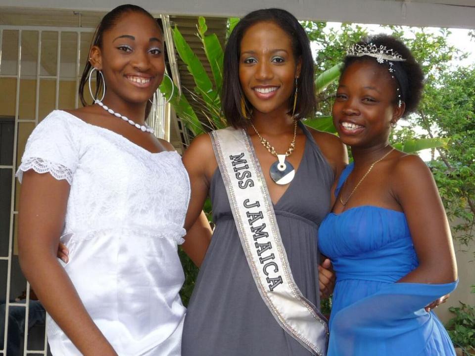 百米飞人博尔特近况,退役后改行踢足球,和身高1米55女友很恩爱