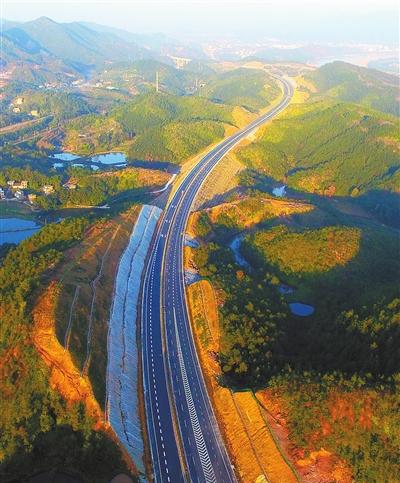 宁定高速建成通车宁都至定南高速公路是江西省"四纵,六横,八射"公路网