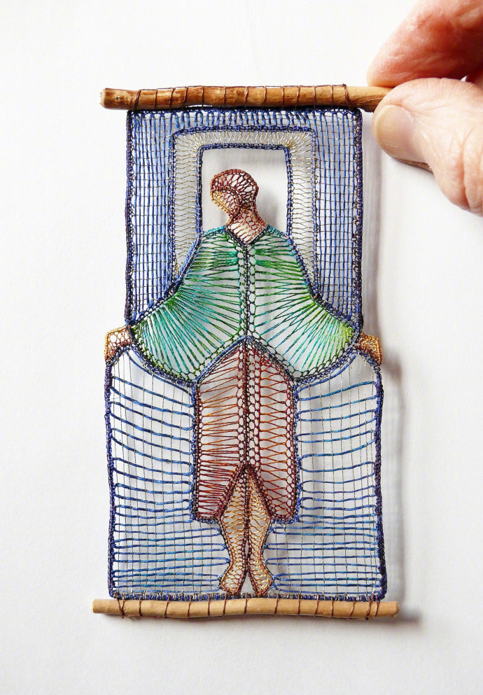 彩色蕾丝和小树枝创作的编织小画.