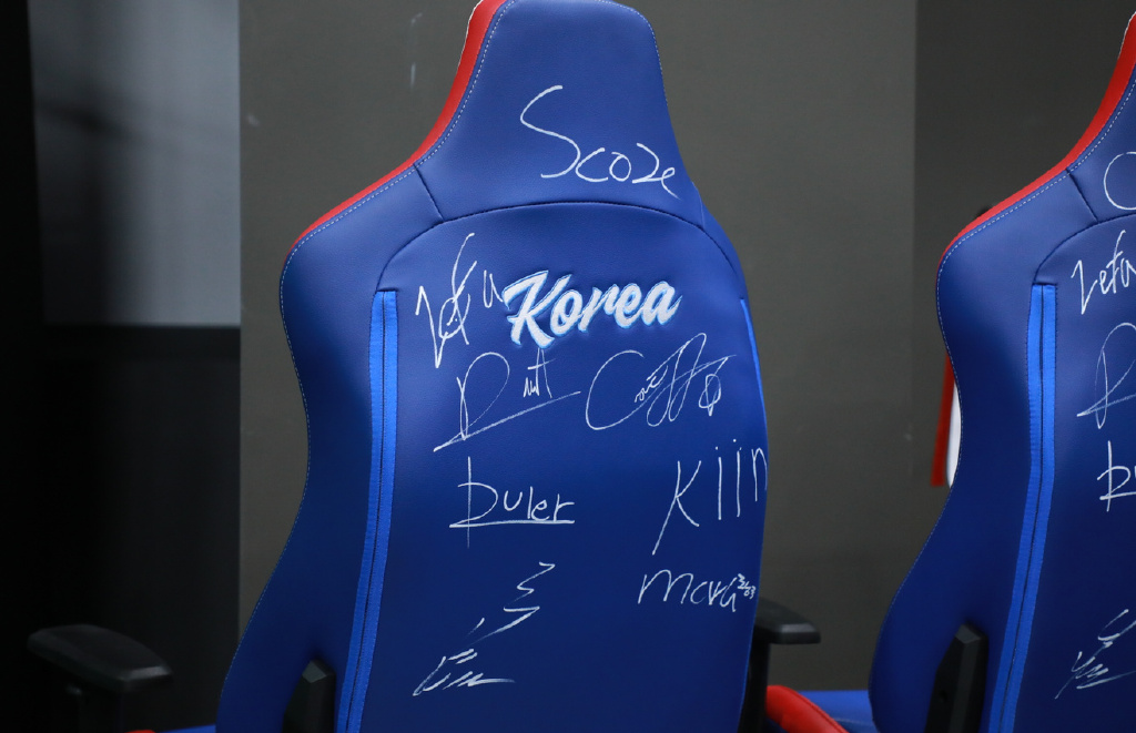 Faker亚运会出征仪式后留下签名 英文ID写得像