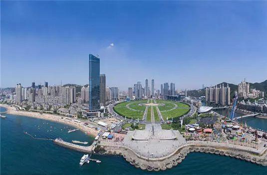 星海广场大连星海广场是亚洲最大的城市广场,为纪念香港回归而建.