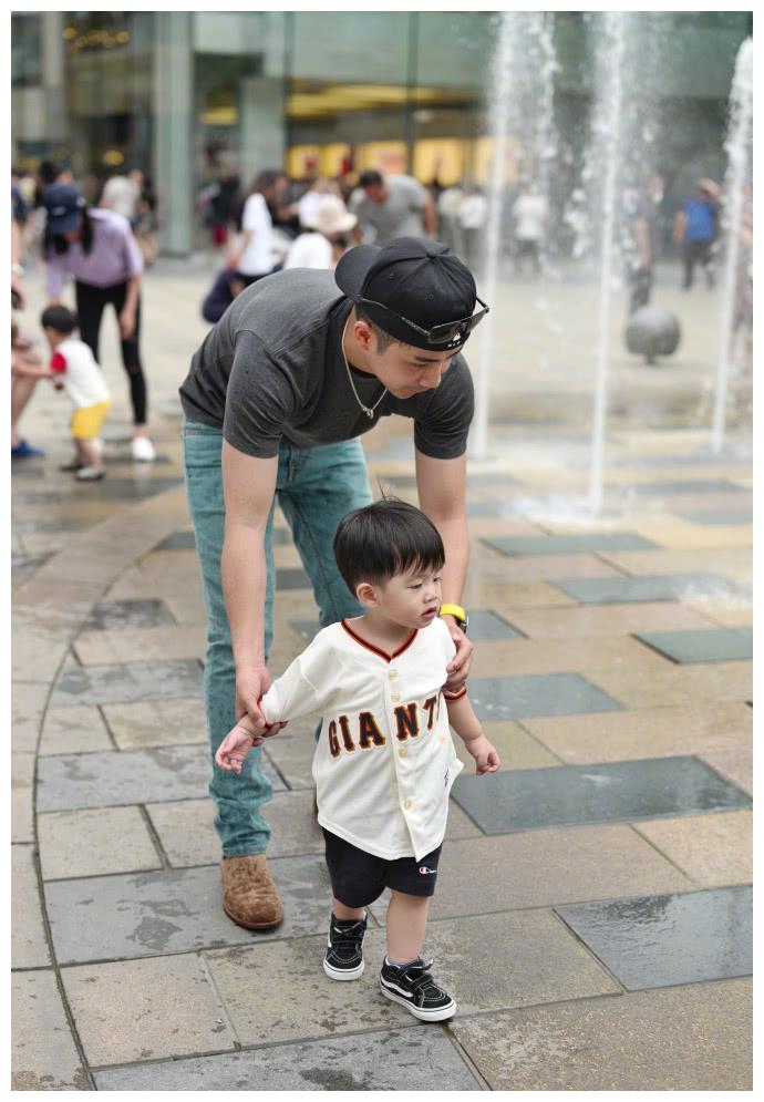 至上励合成员李茂如今过的怎样?晒儿子萌照,暴露了美艳的娇妻!