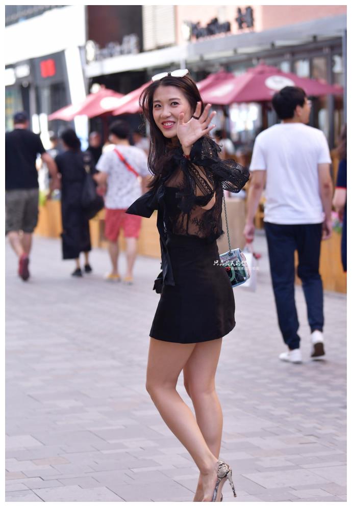 路人街拍,美女小姐姐性感好身材,这件衣服给你10万,你敢穿?|美女|街拍|衣服_新浪新闻