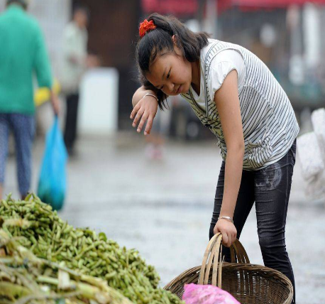 10岁留守女孩为省钱去看爸妈,每天捡菜叶,三年未见父母