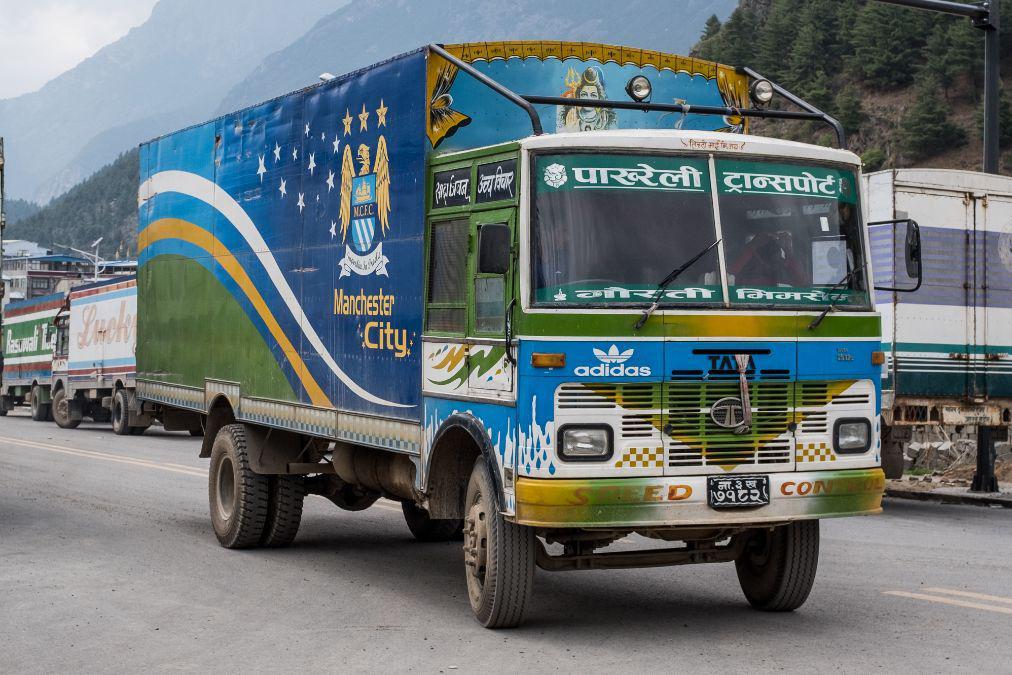 尼泊尔旅行实拍当地花花绿绿的大卡车,要在中国早被罚得倾家荡产