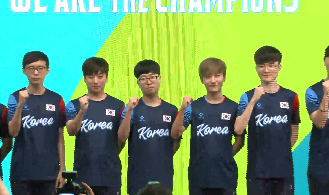 Faker亚运会出征仪式后留下签名 英文ID写得像